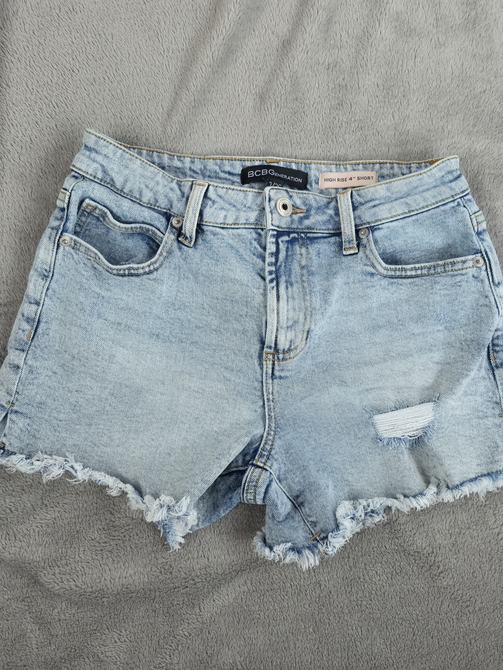 BCBGeneration Distressed Denim Shorts Women’s Size 3/26 Light Wash High Rise Y2K